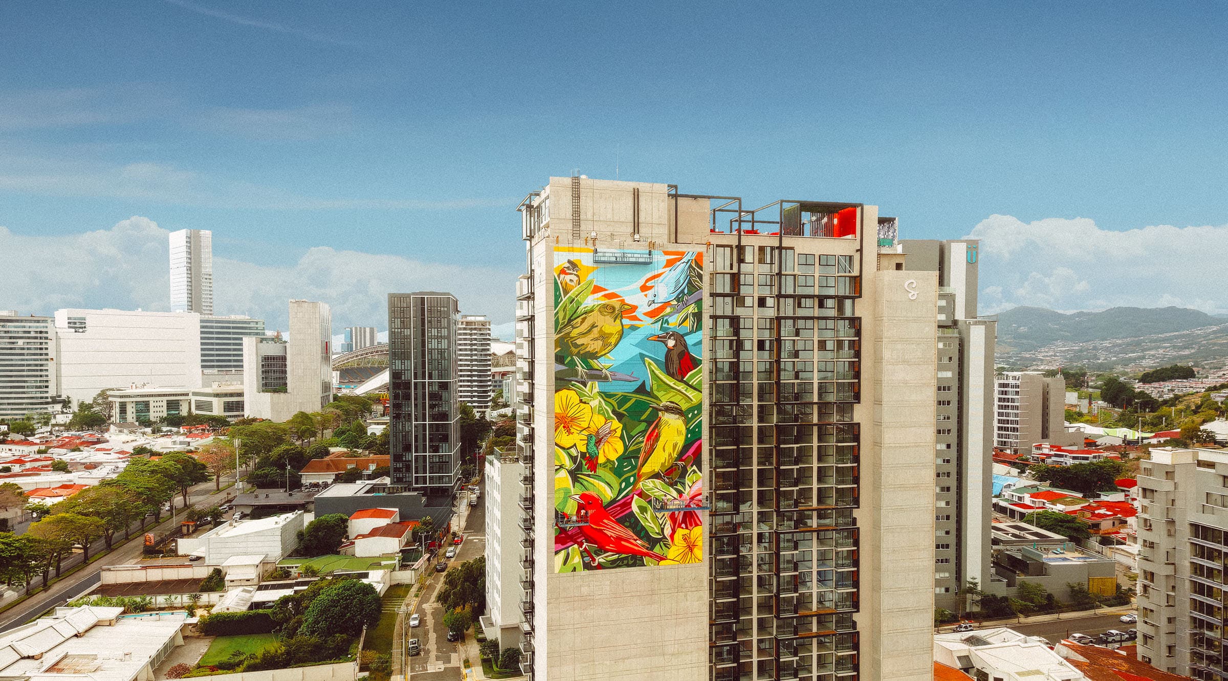 Mural urbano en edificio de San José, visto desde drone