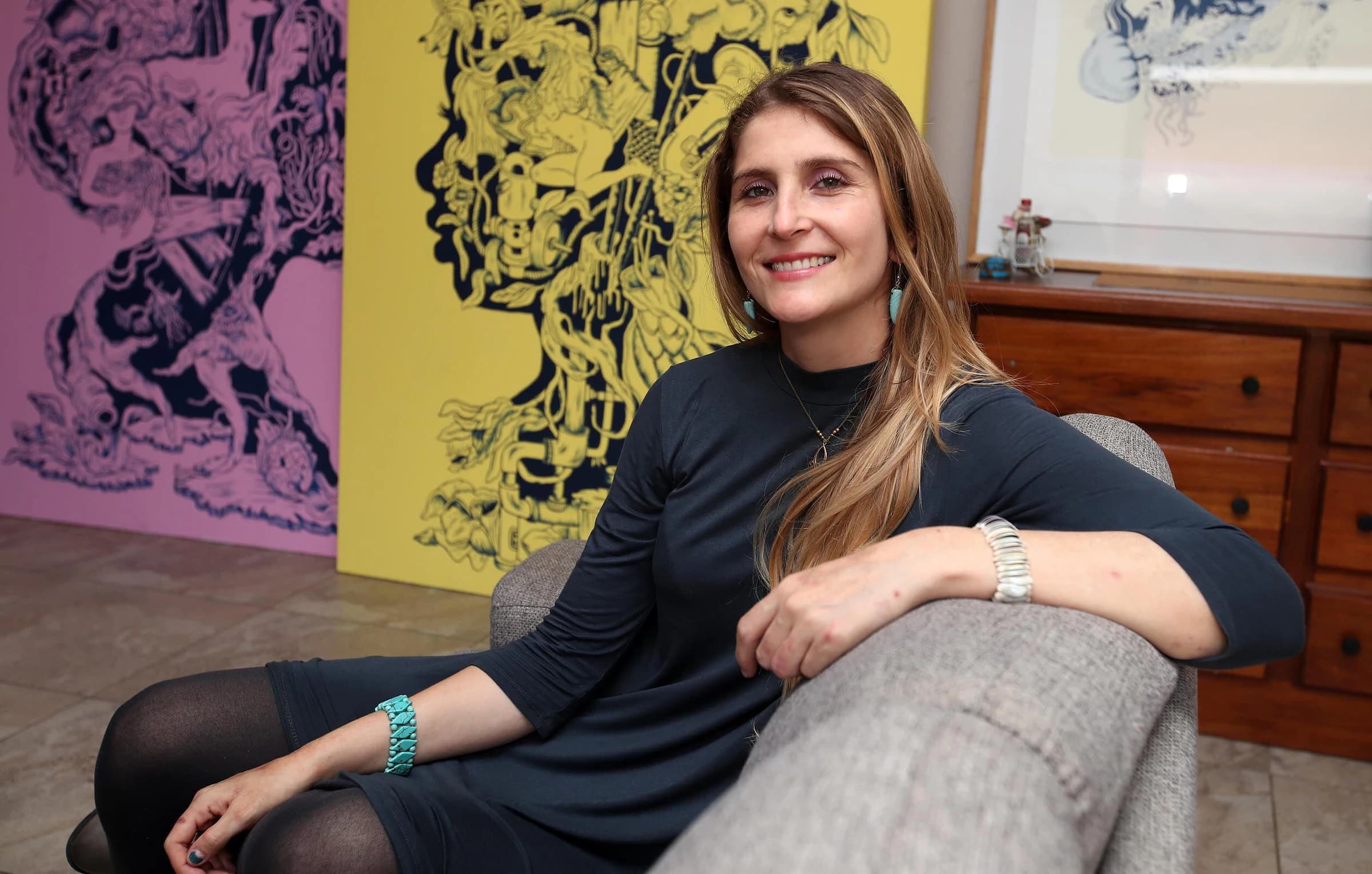 Retrato de Elizabeth Argüello en su estudio