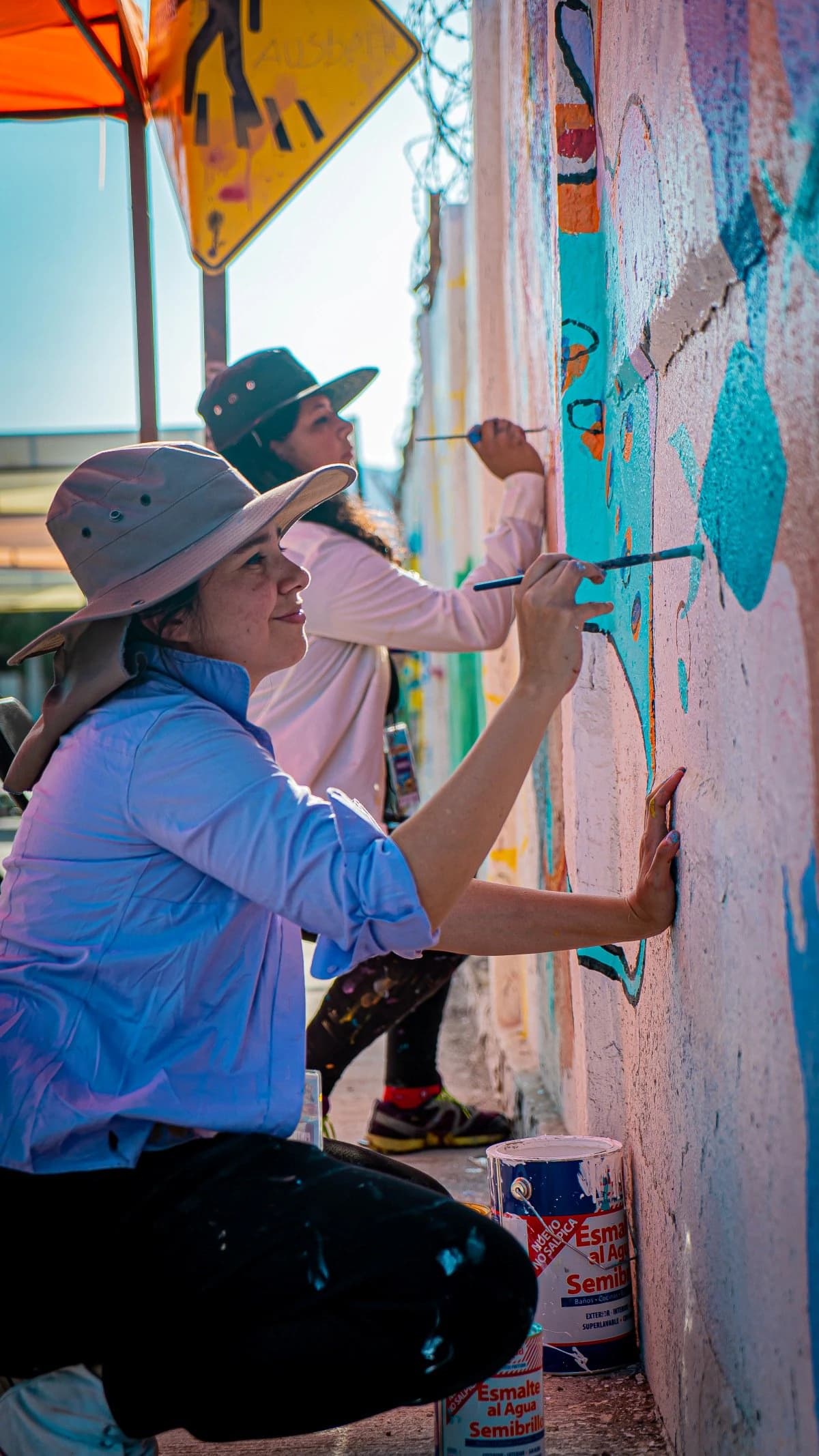 Mariela Montoya durante un proceso mural
