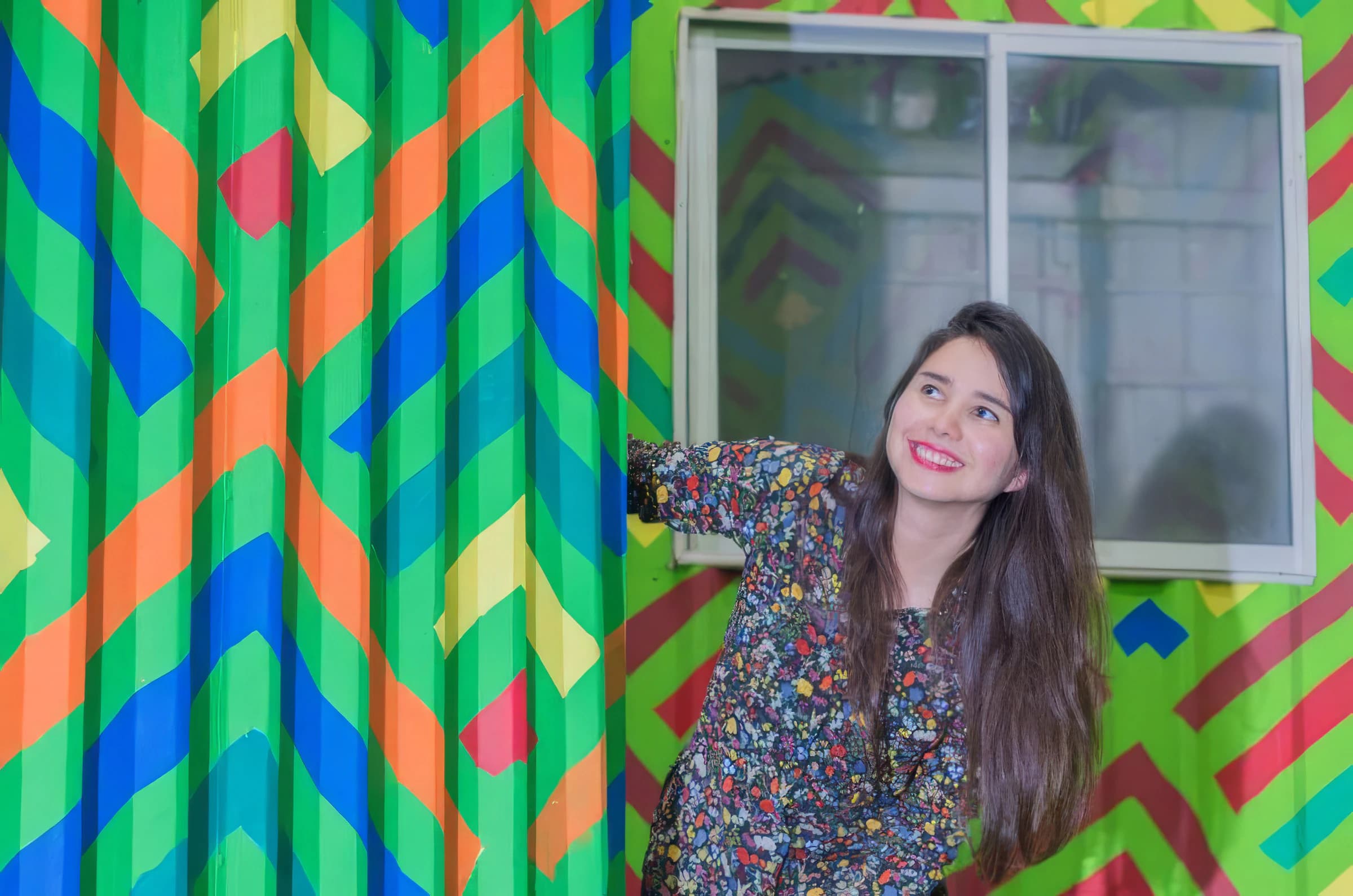 Mariela Montoya frente a una obra mural