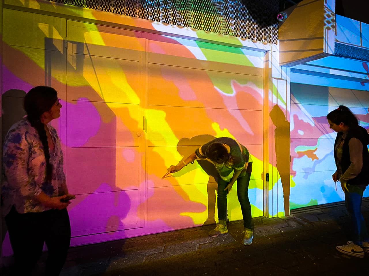 Proyección y preparación nocturna del Mural de luces y colores