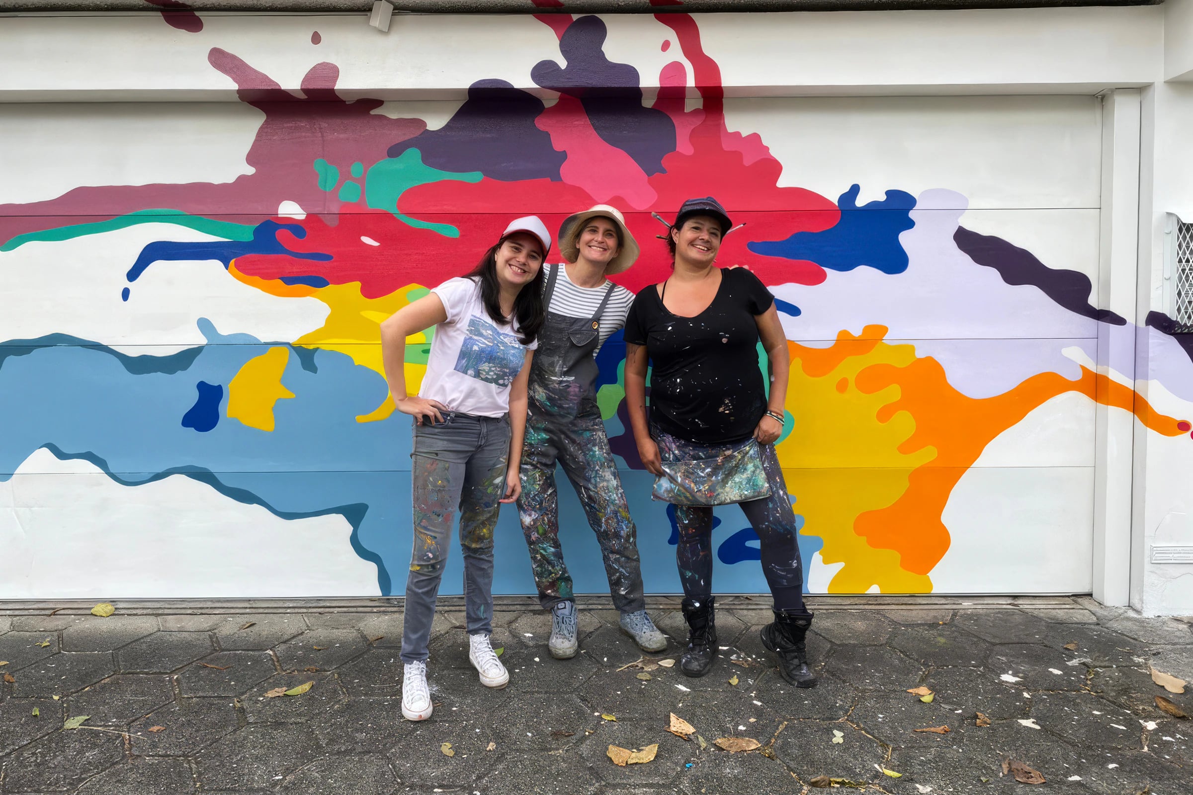 Elizabeth Argüello, Laura Chevez y Mariela Montoya frente al Mural de luces y colores