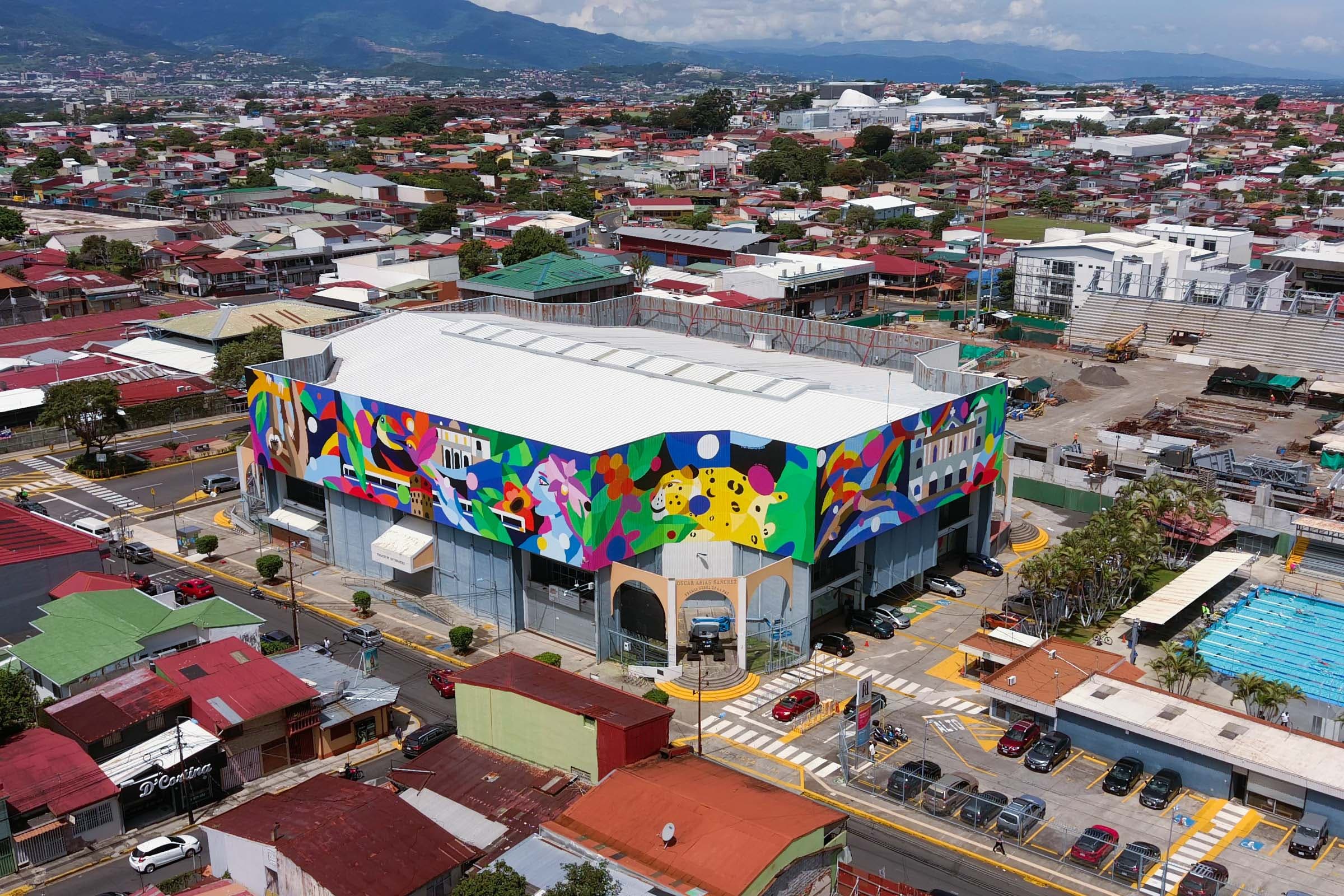 Vista aérea de edificio intervenido con mural urbano
