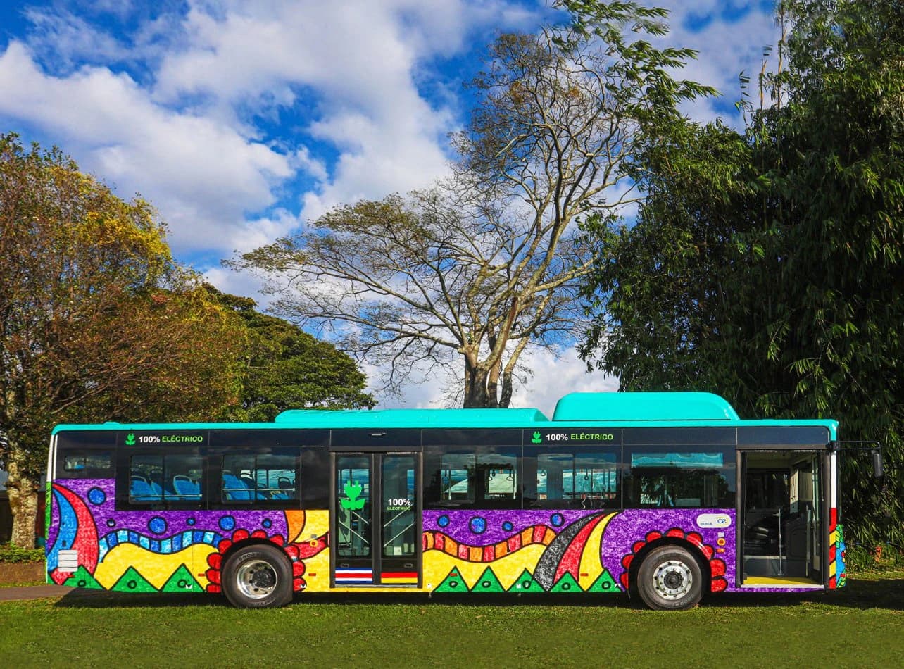 Autobús eléctrico con el diseño La magia de la naturaleza